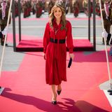 Dieser Look bleibt einfach im Gedächtnis! Mit ihrem stilvollen Auftritt zur parlamentarischen Sitzungseröffnung am 13. November schreitet Königin Rania von Jordanien in besonders aparter Robe über den roten Teppich. Das signalrote Midi-Hemdkleid der Marke Bazaza wird durch den schwarzen Taillengürtel perfekt in Szene gesetzt. Eine Clutch von Jennifer Chamandi und schwarze Pumps komplettieren ihr hinreißendes Ensemble. 