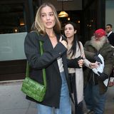 Margot Robbie verlässt ein Hotel in New York City mit dieser stylischen Umhängetasche in grün von Bottega Veneta für etwa 3.500 Euro. Die starke Farbe der It-Bag wertet ihr schlichtes Outfit augenblicklich auf. Mit Nadelstreifen-Blazer, Jeans, bordeauxfarbenen Pumps – und natürlich der Tasche als I-Tüpfelchen – kann sich die 32-Jährige definitiv sehen lassen!