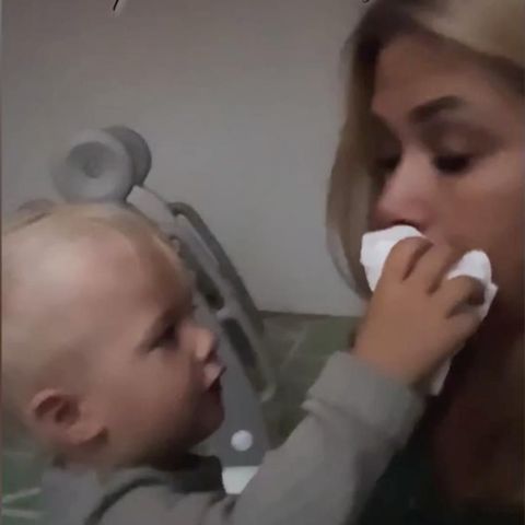 Ihr Sohn putzt ihr die Nase
