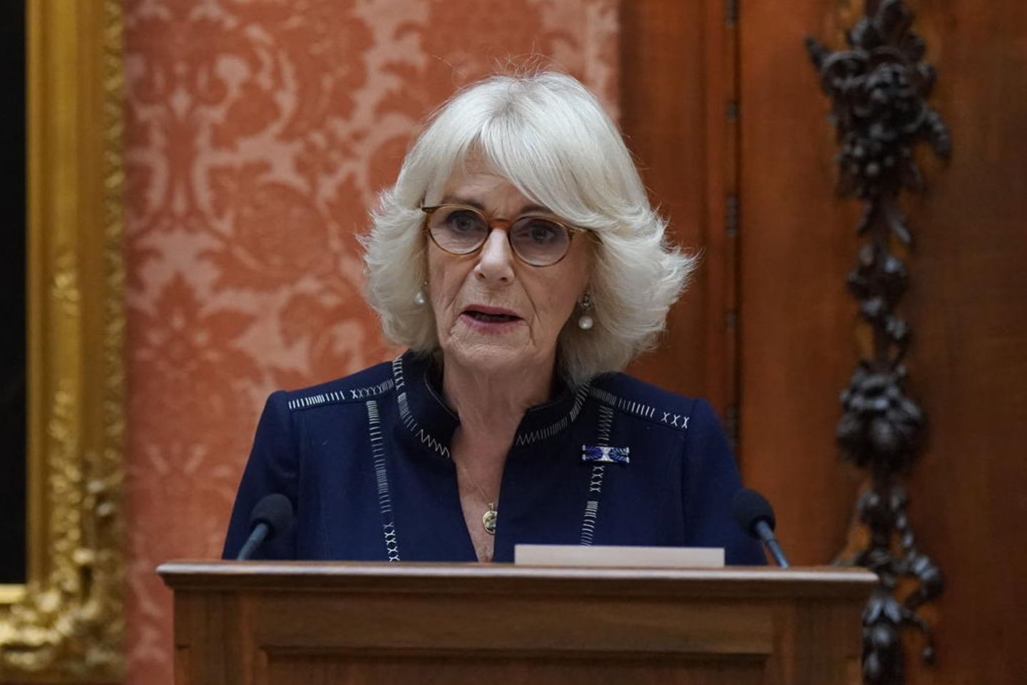 Königin Camilla beim Empfang für die Gewinner:innen der Queen's Commonwealth Essay Competition 2022 im Buckingham Palast am 17. November 2022 in London