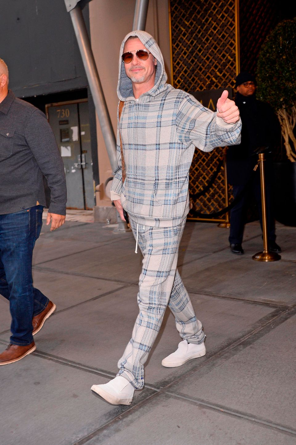 Daumen hoch, für so viel Gelassenheit! Beim Verlassen seines Hotels in New York City beweist Brad Pitt, dass er es auch gerne mal entspannter angehen lässt. Anstatt auf Glanz und Glamour setzt der Schauspieler lieber auf einen karierten Hoodie und die passende Jogginghose. Um dem sportlich-legeren Ton seines Outfits gerecht zu werden, dürfen Turnschuhe nicht fehlen. 