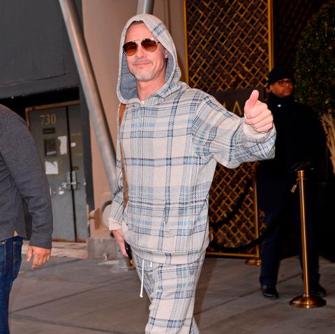 Daumen hoch, für so viel Gelassenheit! Beim Verlassen seines Hotels in New York City beweist Brad Pitt, dass er es auch gerne mal entspannter angehen lässt. Anstatt auf Glanz und Glamour setzt der Schauspieler lieber auf einen karierten Hoodie und die passende Jogginghose. Um dem sportlich-legeren Ton seines Outfits gerecht zu werden, dürfen Turnschuhe nicht fehlen. 