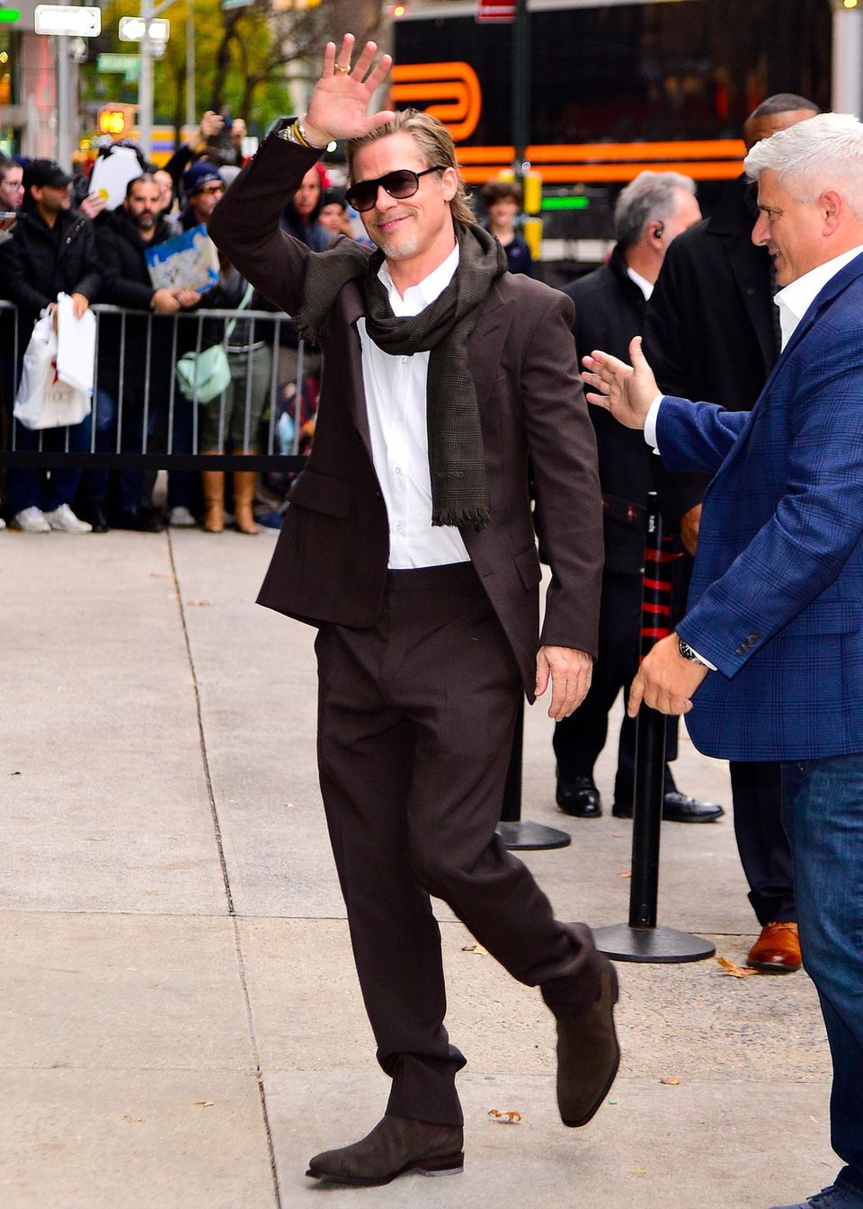 Die gute Laune bleibt, der Look ist definitiv anders. Denn, Brad Pitt mag es zuweilen auch elegant. In New York City winkt er seinen Fans im geschmackvollen Anzug und den passenden Wildleder-Stiefeln entgegen. Mit der Pilotenbrille und dem locker gewickelten Schal wirkt er nicht nur edgy, sondern auch wie ein wahrer Hollywood-Star. 