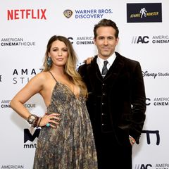 Blake Lively besucht gemeinsam mit Ehemann Ryan Reynolds die American Cinematheque Awards, bei welchen der Schauspieler ausgezeichnet wird. Jedoch steht nicht etwa der Preisträger des Abends im Fokus, sondern der schöne Babybauch seiner Ehefrau. Gehüllt in einem fließenden Kleid aus transparenten Pailetten und mit dezentem Blumenmuster, ist der wachsende Bauch deutlich zu erkennen. 