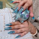 Bei Lady Gaga darf es auch gerne einmal funkeln. Die Pop-Diva hat sich bei ihrer Maniküre für blaue Chrome-Nägel in Überlänge entschieden. 