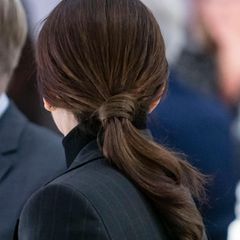 Wir finden: Prinzessin Marys tiefsitzender Zopf, den sie mit einer Strähne umwickelt hat, bringt einen modernen Twist in ihren Look. Dafür einfach einen strammen Ponytail binden, danach eine dünne Strähne um das Gummi wickeln und das Ganze unauffällig mit einigen Bobby Pins fixieren, fertig!