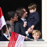 Wie schon im Hof des Palastes bleibt Balthazar bei dem ganzen Trubel lieber auf Papa Dimitris Arm.