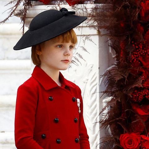 Prinzessin Gabriella bezaubert im festlich roten Mantel mit schwarzem Hütchen. Und den seriösen Gesichtsausdruck hat sie sich wohl schon von Mama Charlène abgeguckt.