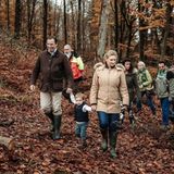 19. November 2022  Luxemburg feiert am heutigen Samstag den Nationalen Tag des Baumes, und das ist für Erbgroßherzog Guillaume und Erbgroßherzogin Stéphanie von Luxemburg ein toller Anlass, mit ihrem kleinen Prinzen Charles einen Waldspaziergang mit etwas Nützlichem zu verbinden.