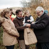 Und für seinen tolle Mitarbeit bekommt Prinz Charles am Ende des Tages noch ein schönes Buch als Dankeschön.