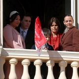 Prinzessin Stephanie beobachtet mit ihren Kindern Pauline, Louis Ducruet und dessen Frau Marie den Trubel vorm Palast. Charlotte Casiraghis Sohn Raphael schwenkt die rot-weiße Fahne.