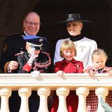 Nach der Parade im Hof zeigt sich die Fürstenfamilie traditionell am Balkonfenster des Palastes. Und die Stimmung bei Albert, Charlène und den Zwillingen ist in diesem Jahr besonders fröhlich.