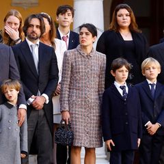 Immer wenn Charlotte Casiraghi zu einem Termin erscheint, schlägt unser Fashion-Herz höher: So auch am Nationalfeiertag von Monaco, an dem sie zusammen mit ihrem Mann und ihren Kindern für die Presse posiert. Die Enkelin von Grace Kelly trägt einen eleganten Tweed-Mantel von Chanel mit Karo-Muster in Altrosa und Grau. Eine Glitzer-Tasche mit funkelnden Pailletten – ebenfalls von Chanel – sowie ein schwarzer Fascinator ergeben einen tollen Kontrast zum Mantel.
