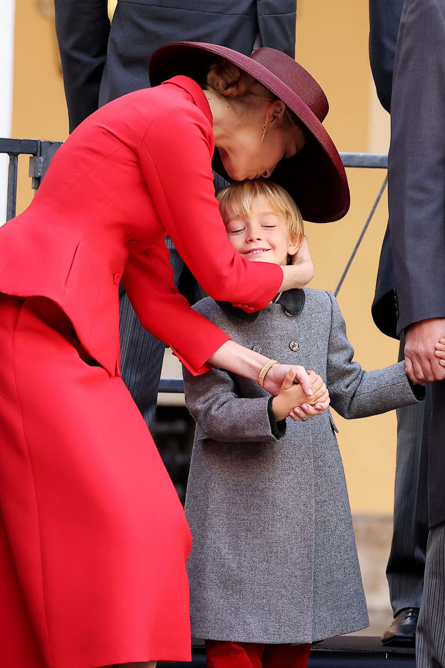 Und er bekommt dafür von Mama einen dicken Kuss aufs blonde Haar gedrückt.