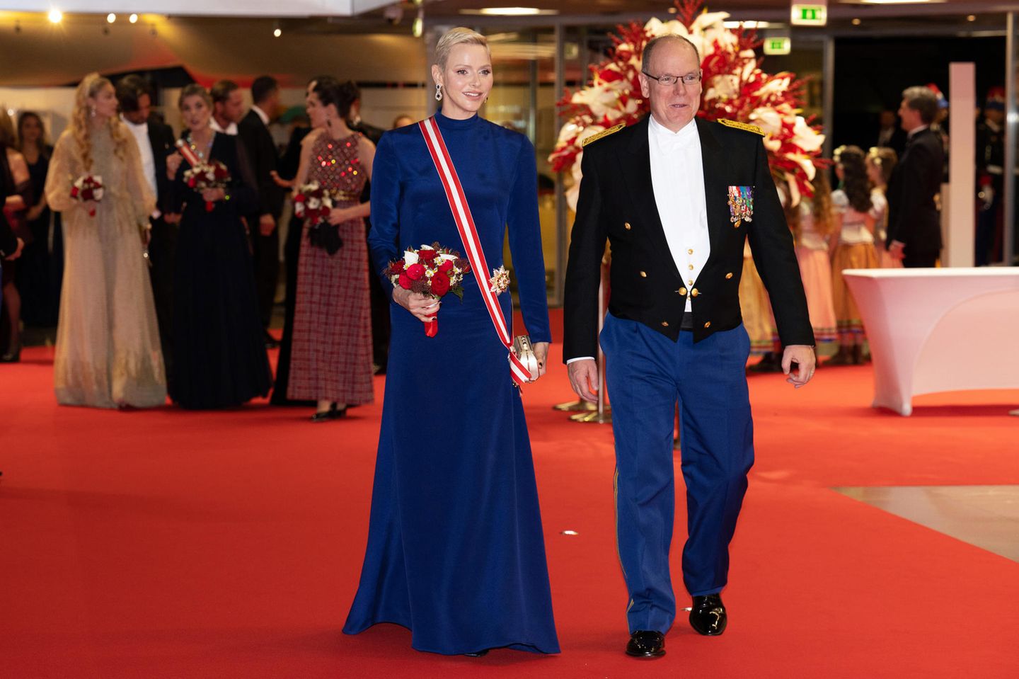 Am Abend bei der traditionellen Gala im Grimaldi Forum ist die Laune des Fürstenpaar immer noch freudig und ausgelassen, sogar ihre Abendkleidung haben sie farblich aufeinander abgestimmt.