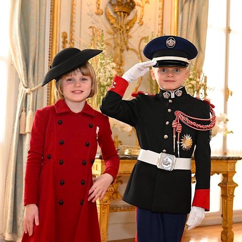 19. November 2022  Mit diesem süßen Bild ihrer Zwillinge Gabriella und Jacques wünscht Fürstin Charlene ihren Monegassen und Instagram-Fans einen fröhlichen Nationalfeiertag. Und das war der Tag für die ganze Familie bei schönstem Sonnenschein in Monaco wirklich.