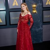 Jessica Chastain legt in ihrem Kleid von Zuhair Murad einen atemberaubenden Auftritt hin. Das schulterfreie Kleid mit Glitzerdetails passt wirklich hervorragend zu ihren langen roten Haaren.