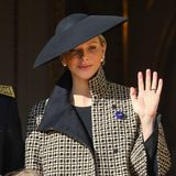 Am Nationalfeiertag 2018 trägt Charlène den Fascinator von Akris noch in seiner ursprünglich größeren Form und paart ihn mit einer bestickten Jacke mit Stehkragen in Schwarz und Beige des Designhauses. Für ihre siebenjährige Tochter wurde der Hut für die Veranstaltung 2022 entsprechend verkleinert und um eine kleine Schleife ergänzt.