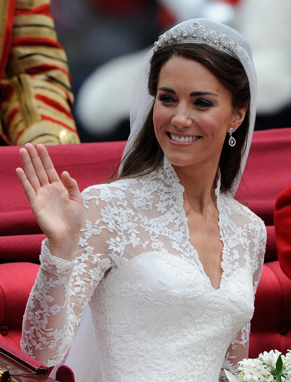 Die "Halo"-Tiara von Cartier ist an Kates Hochzeitstag etwas "Geliehenes" von Queen Elizabeth II.