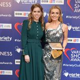 Prinzessin Beatrice wählt für die Verleihung der "The Variety Club Awards" eine Farbe, die häufig unterschätzt wird: Bottle Green oder auch Smaragd-Grün ist eine perfekte Alternative zu Schwarz. Die Edelsteinfarbe steht synonym für die Allmacht tiefer Liebe und Harmonie – und wirkt als Kleid daher häufig wärmer als ein klassisches Schwarz, aber nicht weniger edel. Das Modell von Beatrice stammt von dem Label Beulah London und besticht zusätzlich durch seine Knöpfe in Perleneoptik und durch einen opulenten Taillengürtel. 