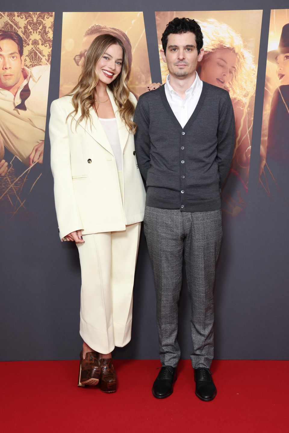 Margot Robbie und Regisseur Damien Gazelle sehen zum Fototermin ihres neuen Films "Babylon" hervorragend aus. Die Schauspielerin kombiniert einen cremefarbenen Anzug zu einem schlichten Top und Hingucker-Stiefeln mit aufregendem Pythonmuster. Damien Gazelle hält es neben ihr klassisch: Mit einem weißen Hemd, karierter Hose und einer grauen Strickjacke macht er nichts falsch. Margot Robbie und Regisseur Damien Gazelle sehen zum Fototermin ihres neuen Films "Babylon" hervorragend aus. Die Schauspielerin kombiniert einen cremefarbenen Anzug zu einem schlichten Top und Hingucker-Stiefeln mit aufregendem Pythonmuster. Damien Gazelle hält es neben ihr klassisch: Mit einem weißen Hemd, karierter Hose und einer grauen Strickjacke macht er nichts falsch.