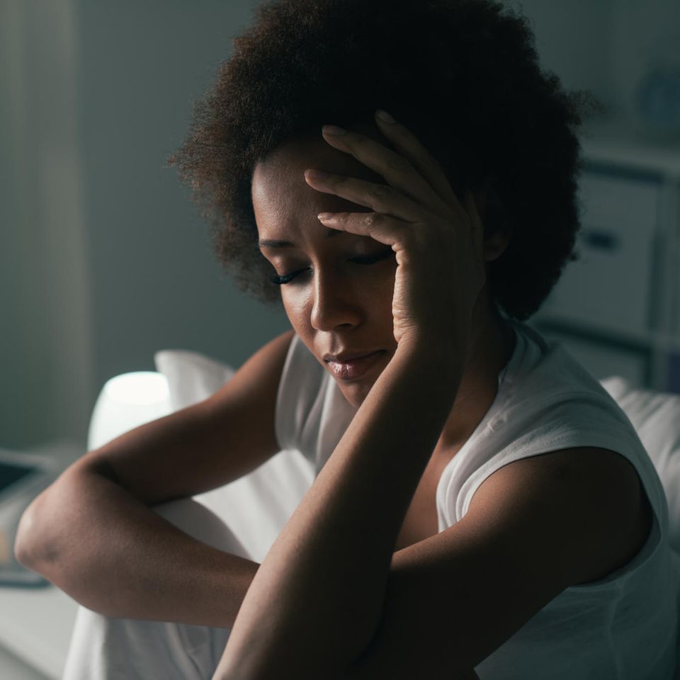 Frau schläft schlecht: Das bedeutet es, wenn Sie oft kurz nach dem Einschlafen wieder aufwachen