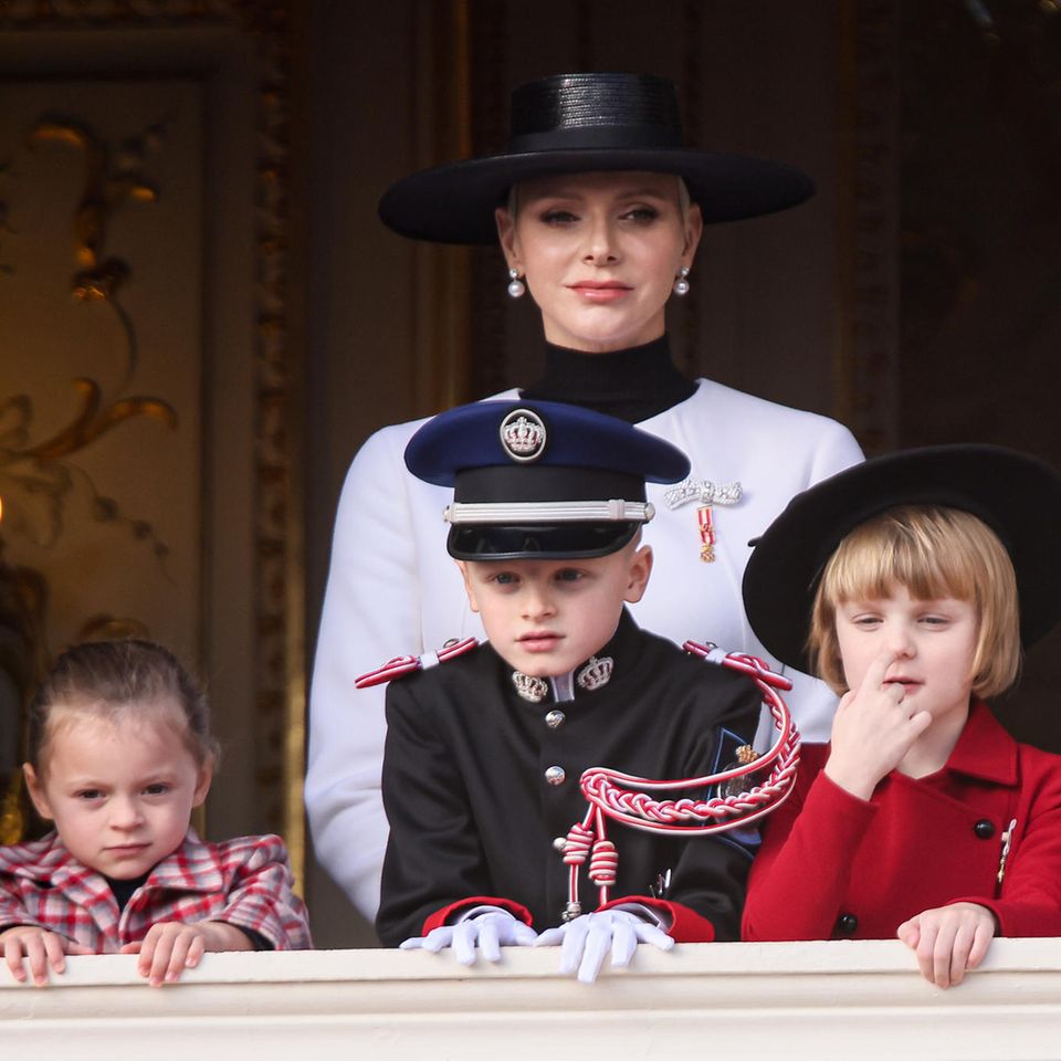 Fürstin Charlène mit ihren Kindern Prinz Jacques und Prinzessin Gabriella sowie ihren Nichten Bodie und Kaia Rose Wittstock beim Nationalfeiertag Monacos am 19. November 2022.