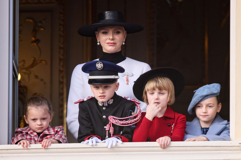 Fürstin Charlène mit ihren Kindern Prinz Jacques und Prinzessin Gabriella sowie ihren Nichten Bodie und Kaia Rose Wittstock beim Nationalfeiertag Monacos am 19. November 2022.