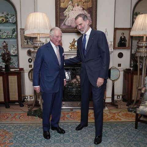 König Charles und König Felipe bei ihrem Treffen am 21. November 2022 im Clarence House