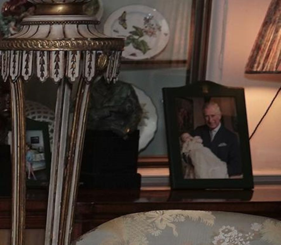 König Charles hat ein großes Foto von sich mit Prinz George bei dessen Geburt aufgestellt.