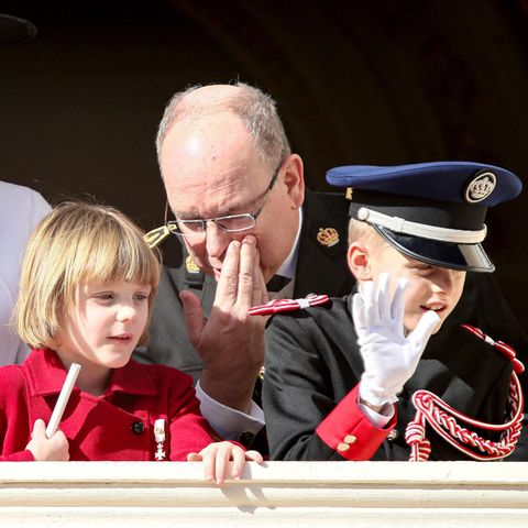 Fürstin Charlène und Fürst Albert mit ihren Kindern Gabriella und Jacques am Nationalfeiertag in Monaco.