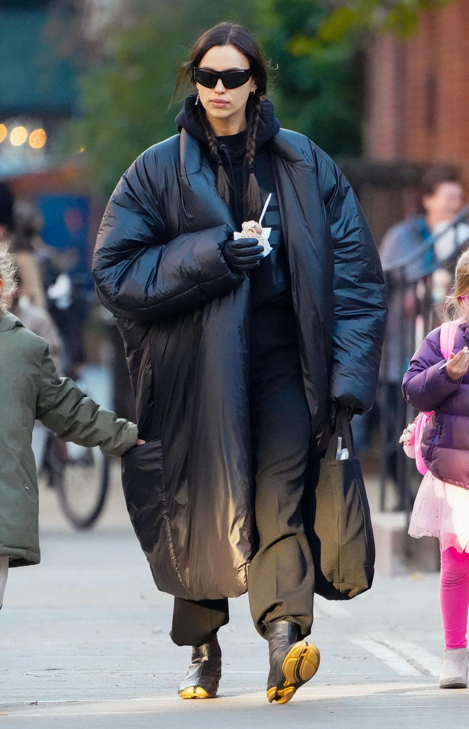 Wurde sie geschrumpft, oder hat sie ihre Jacke ein paar Nummern zu groß gekauft? Verständliche Fragen, die aufkommen, wenn man sich den Look von Model Irina Shayk anschaut. In ihrer wirklich sehr großzügig geschnittenen Winterjacke ist sie dem Trend jedenfalls voraus. Und auch ihr restliches Outfit mutet äußerst futuristisch an: Komplett in Schwarz gehüllt, darf die mysteriöse Sonnenbrille nicht fehlen. Wurde sie geschrumpft, oder hat sie ihre Jacke ein paar Nummern zu groß gekauft? Verständliche Fragen, die aufkommen, wenn man sich den Look von Model Irina Shayk anschaut. In ihrer wirklich sehr großzügig geschnittenen Winterjacke ist sie dem Trend jedenfalls voraus. Und auch ihr restliches Outfit mutet äußerst futuristisch an: Komplett in Schwarz gehüllt, darf die mysteriöse Sonnenbrille nicht fehlen.