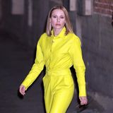 Kristen Bell legt beim Verlassen der "Jimmy Kimmel Live"-Show einen strahlenden Auftritt hin und das im wahrsten Sinne des Wortes. Zwar ist der Blick der Schauspielerin ernster, aber der neongelbe Jumpsuit lässt die Freude herein. Zu dem Look kombiniert sie beigefarbene Stilettos und ihre Haare trägt sie ganz glatt. Beim Make-up setzt sie auf einen dezenten Look, sodass das aufregende Outfit im Fokus steht. 
