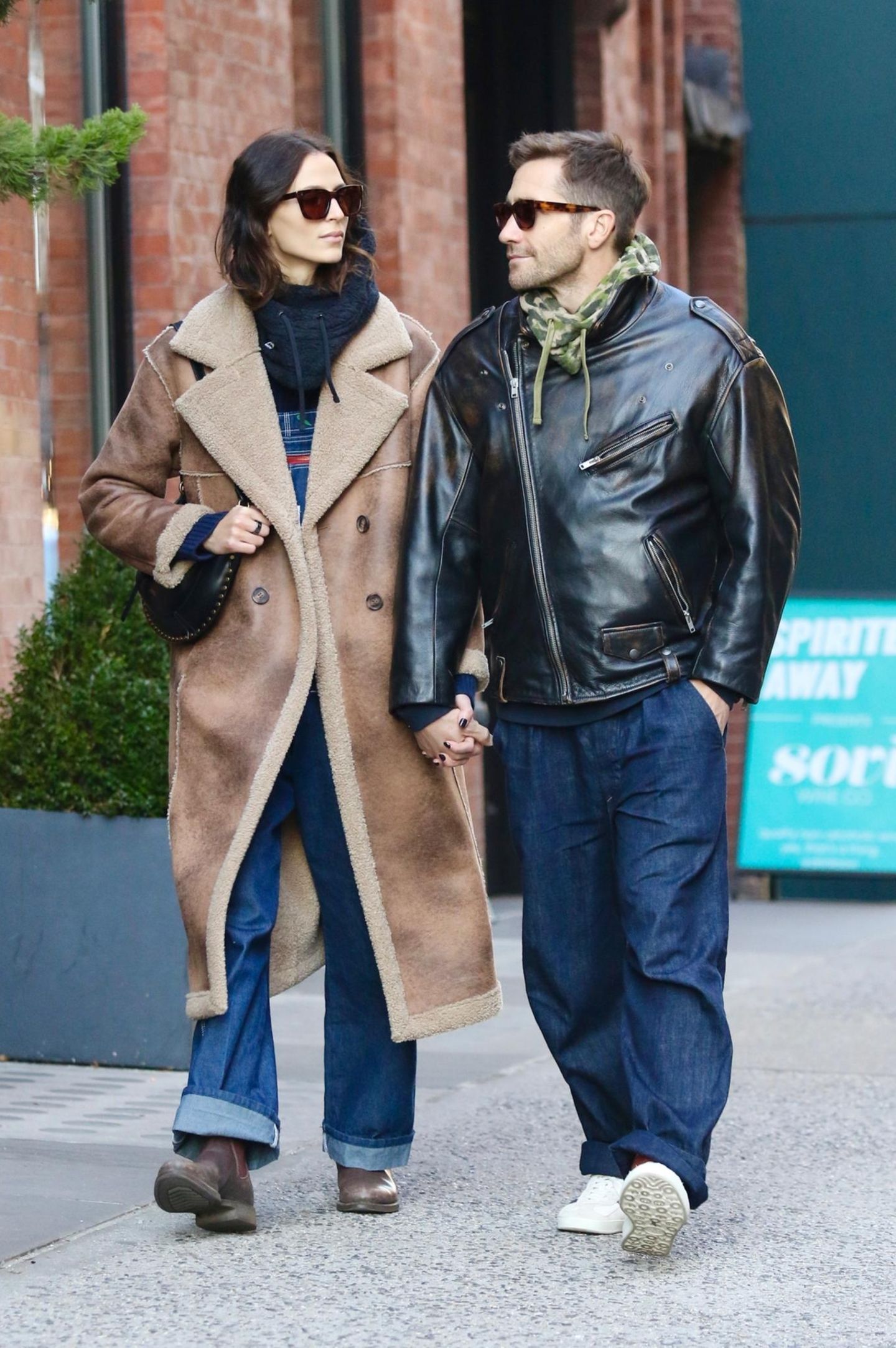 Jake Gyllenhaal und seine Freundin Jeanne Cadieu genießen einen schönen Spaziergang durch New York. Beide wählen für die entspannte Zeit zu zweit sehr stylische Looks, an denen eines besonders auffällt: Bei Hosen scheinen sie den gleichen Geschmack zu haben. Der Schauspieler und seine Freundin tragen Jeans mit dunkler Waschung, die schön locker sitzen. 
