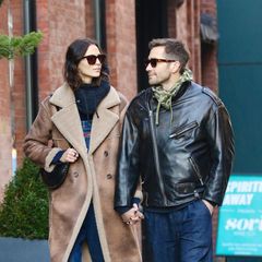 Jake Gyllenhaal und seine Freundin Jeanne Cadieu genießen einen schönen Spaziergang durch New York. Beide wählen für die entspannte Zeit zu zweit sehr stylische Looks, an denen eines besonders auffällt: Bei Hosen scheinen sie den gleichen Geschmack zu haben. Der Schauspieler und seine Freundin tragen Jeans mit dunkler Waschung, die schön locker sitzen. 