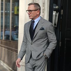 Obwohl er seinem berühmten Alias James Bond in diesem smarten Look sehr ähnlich sieht, ist Daniel Craig hier nicht als Geheimagent in London unterwegs, sondern als er selbst. Modisch kann der Schauspieler in dem grauen Nadelstreifenanzug mit hellblauem Hemd und Hornbrille definitiv mit 007 mithalten. Mission gelungen!