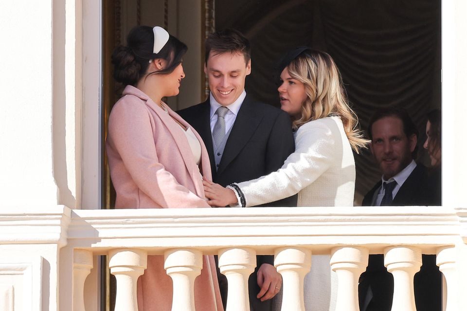 Marie Ducruet: Camille Gottlieb streichelt zärtlich über Marie Ducruets Babybauch, während Louis verlegen lächelt. Camille Gottlieb streichelt zärtlich über Marie Ducruets Babybauch, während Louis verlegen lächelt.