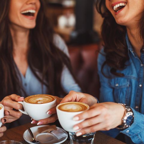 Black Friday 2022: Philips Kaffeevollautomat 160 Euro günstiger, Freundinnen beim Kaffeegenuss am Lachen