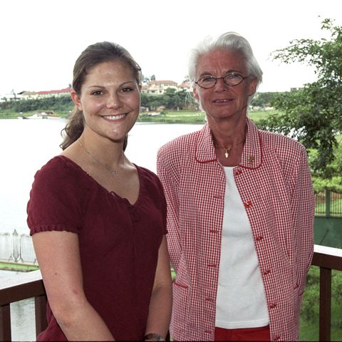 Kronprinzessin Victoria mit Hofmitarbeiterin Elisabeth Tarras-Wahlberg in Uganda, März 2002.