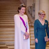 Beim Staatsbankett auf Schloss Laeken Ende November in Brüssel präsentiert sich Königin Mathilde in einem wunderschönen Capekleid von Armani Privé. Dazu kombiniert sie eine goldene Handtasche des Labels sowie die "Laurel Wreath Tiara". Zwar trug sie das Kleid bereits 2019, aber vielleicht hat sie sich bei diesem Look etwas von Catherine, Princess of Wales inspirieren lassen. Diese setzte nämlich erst vor kurzem bei einem Staatsbankett auf eine ähnliche Robe mit Cape.