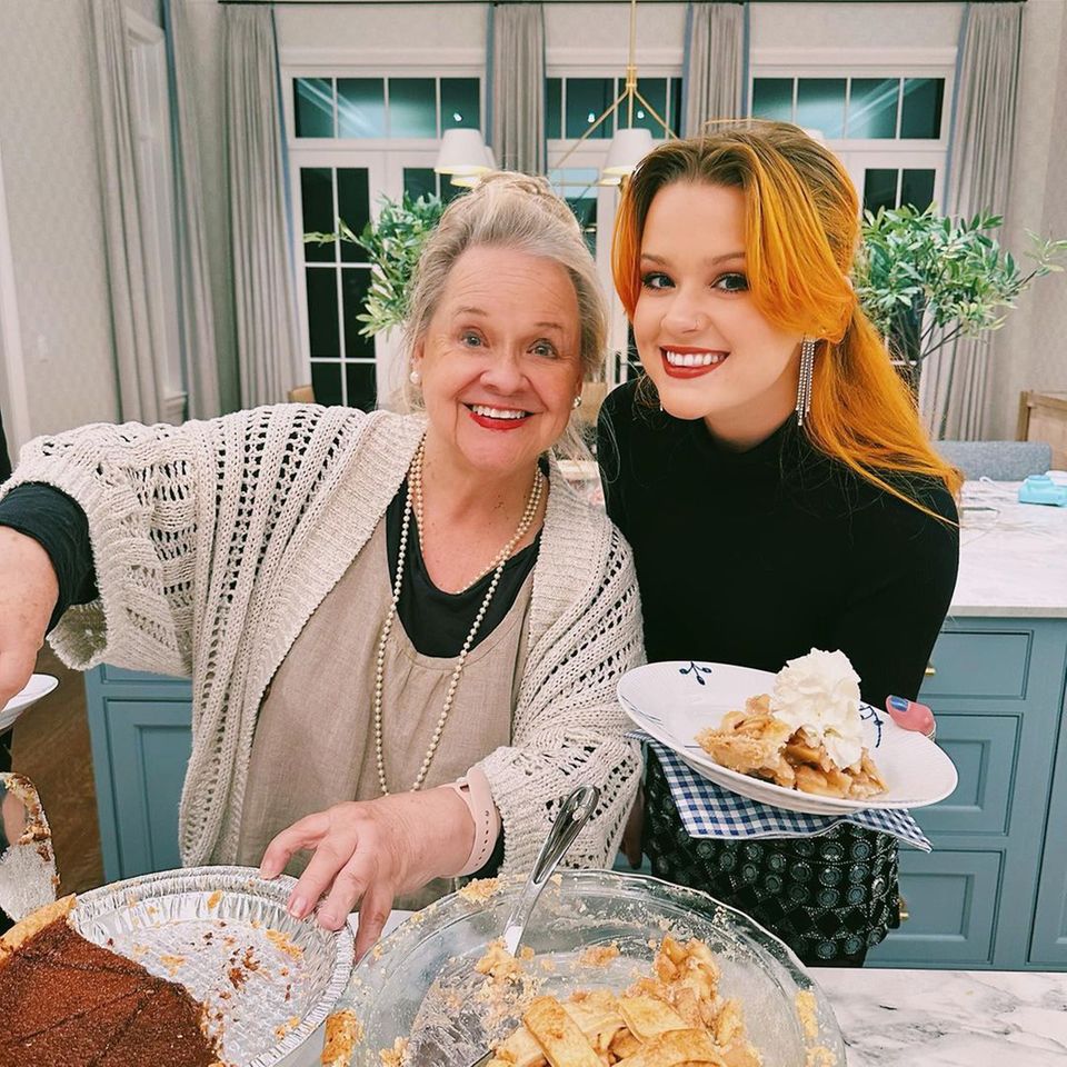 Ava Phillippe feiert Thanksgiving natürlich mit ihrer Familie, zusammen mit Oma Betty Reese lässt sie sich eine große Portion Kuchen mit Sahne schmecken.