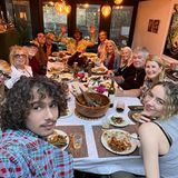 Laura Dern hat ihre Familie und Freunde um einen großen Tisch versammelt. Am Tischende bei ihr macht Sohn Ellery neben Schwester Jaya das Thanksgiving-Gruppenselfie.