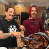 Danny Trejo und sein ältester Sohn Gilbert präsentieren ihren Instagram-Fans stolz den diesjährigen Truthahnbraten.