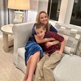 Avas Mama Reese kuschelt derweil mit ihrem Sohn Tennessee auf der Couch.