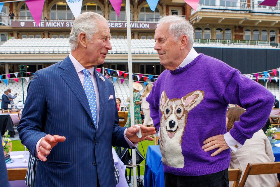 König Charles und Gyles Brandreth beim Big Jubilee Lunch im Oval in London am 5. Juni 2022 im Rahmen der Feierlichkeiten zum Platinjubiläum von Queen Elizabeth (†).