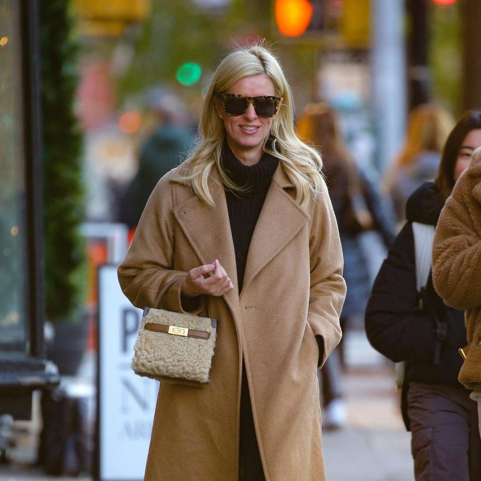 In den Straßen von New York City zieht Nicky Hilton die Blicke auf sich. Aber nicht mit ihrem Outfit, sondern mit ihrer Tasche. Die flauschige Mini-Bag in Beige und Braun trägt die Hotelerbin ganz entspannt über dem Arm. Wir sind sicher: Auch Schwester Paris würde diese extravagante Bag lieben!
