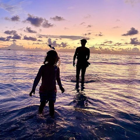 25. November 2022  Für Wayne Carpendale und Sohn Mads ist das Leben ein großes Abenteuer. Das erlebt die Familie gerade auf den Seychellen, und beim Anblick von so traumhaften Badebildern bei Sonnenuntergang möchte man am liebsten auch gleich in eines starten.
