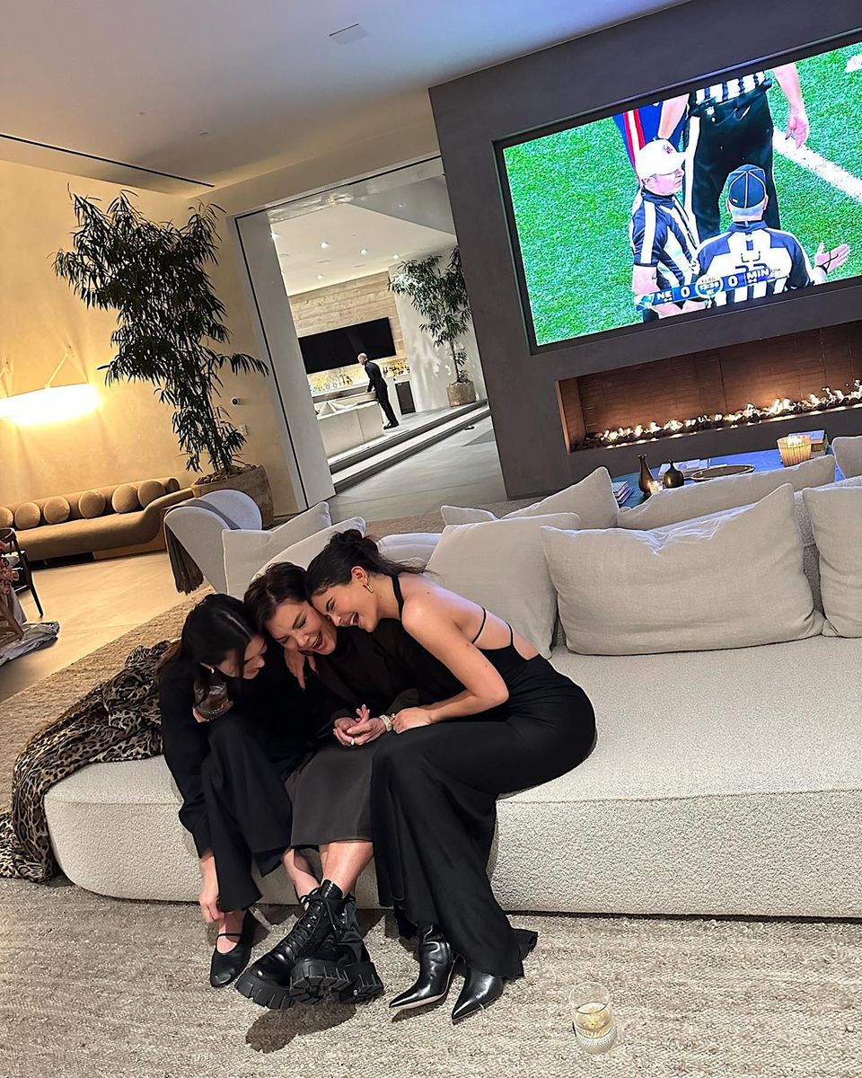 25. November 2022  Mit Mama ist Lachen am schönsten: Kendall und Kylie Jenner waren gerade dabei, ein paar Schwesternporträt für Instagram zu schießen, das beste Bild der Reihe ist aber dieser süße Moment von Kris Jenner mit ihren beiden jüngsten Töchtern. 