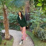 Na nu? In solchen Casual-Outfits kennt man Alessandra de Osma gar nicht. Auf ihren neusten Bild, das sie auf Instagram teilt, zeigt sich die Frau von Prinz Christian von Hannover in grünem oversized Cardigan, bunter Culotte und Sneakern. Sogar die Socken passen zur Farbe ihres Oberteils. 