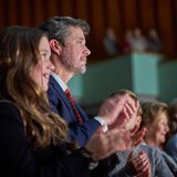 Für die Aufführung gibt es viel Applaus und stehende Ovation vom Publikum, darunter nicht nur die Kronprinzenfamilie, sondern auch Königin Sonja von Norwegen (2.v.r.). Ihre Begeisterung gilt nicht nur den Tänzern, sondern auch ihrer Freundin Königin Margrethe.